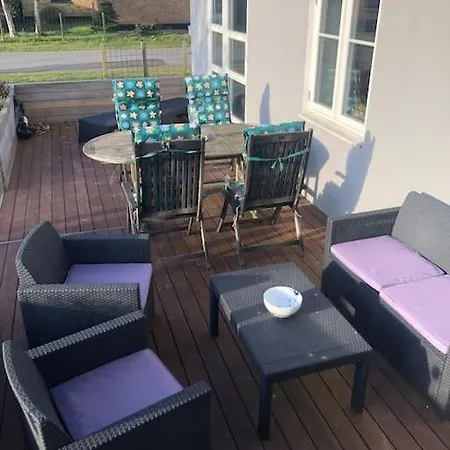 Hyggeligt Taet Ved Skov Og Togstation