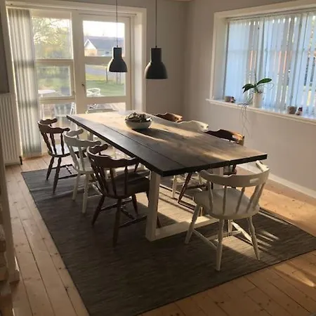 Hyggeligt Taet Ved Skov Og Togstation *