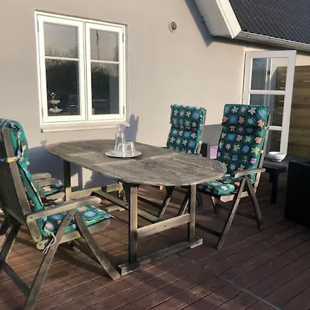 Hyggeligt Taet Ved Skov Og Togstation