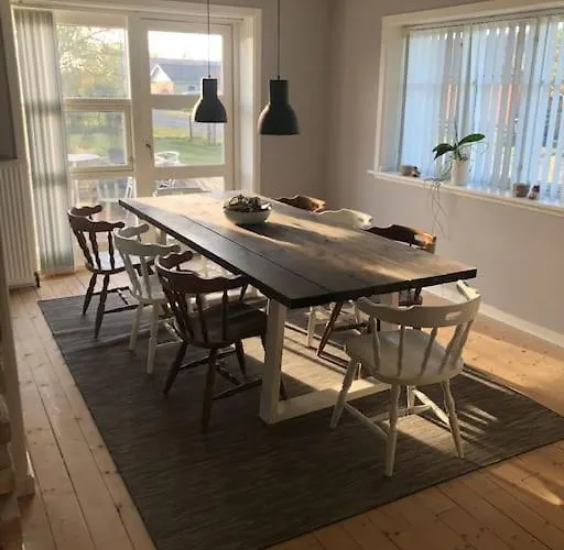 Hyggeligt Taet Ved Skov Og Togstation *