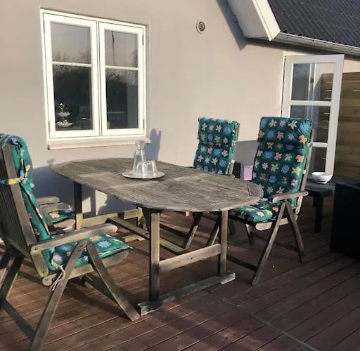 Hyggeligt Taet Ved Skov Og Togstation